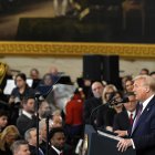 El presidente Donald Trump (R) pronuncia su discurso inaugural durante la 60ª inauguración presidencial en la rotonda del Capitolio en Washington, DC, EE.UU., el 20 de enero de 2025.