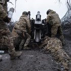 Una unidad de artillería de la Brigada Khartiia de Ucrania se prepara para disparar un obús remolcado M101A1 de fabricación estadounidense cerca de una línea del frente en un lugar no revelado de la región de Járkov, Ucrania, 18 de enero de 2025.