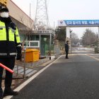 Agentes de policía hacen guardia frente al Centro de Detención de Seúl en Uiwang, a 25 kilómetros al sur de Seúl, donde se encuentra encarcelado el presidente arrestado, Yoon Suk Yeol.