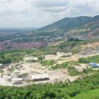 Una de las canteras clausuradas en la vía a la costa por funcionarios del Municipio de Guayaquil, este lunes 20 de enero.