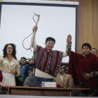 El alcalde de Riobamba, John Vinueza (c).