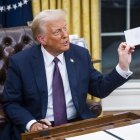 El presidente Donald Trump sostiene una carta que le dejó el exmandatario Joe Biden, este lunes 20 de enero del 2025.