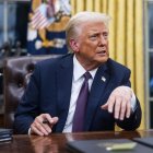 El presidente de Estados Unidos, Donald Trump, firma numerosas órdenes ejecutivas, en su primer día en la Oficina Oval, en la Casa Blanca, este lunes 20 de enero.