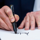 El presidente de Estados Unidos, Donald Trump, firma numerosas órdenes ejecutivas el primer día de su mandato en la Oficina Oval de la Casa Blanca en Washington, el 20 de enero de 2025.