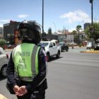 Referencial.La AMT sancionó a un conductor que irrespetó la luz roja del semáforo y realizar maniobras peligrosas.