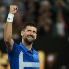 Melbourne (Australia), 22/01/2025.- Novak Djokovic of Serbia reacts during his Men"s Singles quarterfinal match against Carlos Alcaraz of Spain at the Australian Open tennis tournament in Melbourne, Australia, 22 January 2025. (Tenis, España) EFE/EPA/JOEL CARRETT AUSTRALIA AND NEW ZEALAND OUT