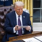 El presidente Donald Trump, en su oficina, tras su reciente posesión.