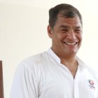 Rafael Correa reaccionó en redes sociales al video que captó su caída, durante una entrevista.