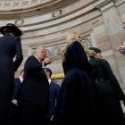 Washington. El presidente electo, Donald Trump), hace gestos cerca del ex presidente Joe Biden, este lunes