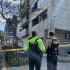 Integrantes de la policía custodian el lugar donde detono un explosivo frente a la sede de la Fiscalía este lunes, en la ciudad de Trujillo (Perú).