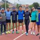 Andrés Chocho (d) con el grupo de marchistas que tiene a su cargo entre los que se encuentra el campeón olímpico Daniel Pintado (tercero desde la izquierda).