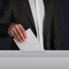 Ecuatorianos verifican su situación electoral de cara a las elecciones presidenciales y legislativas de 2025.