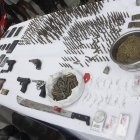 Un arsenal de armas y municiones fueron halladas.
