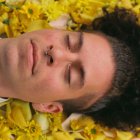 La música de Fabrikante es una celebración de la autenticidad. “He ido desde el reggaeton metal hasta el tribal ecuatoriano”, dice para resumir su largo recorrido sonoro.