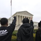 Activistas y jóvenes inmigrantes pidiendo un alto a las deportaciones de inmigrantes, durante una manifestación frente al Tribunal Supremo de Justicia, en Washington (EE.UU.).