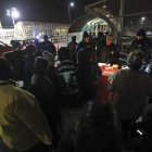 Migrantes esperan en el puente Internacional Paso del Norte, en Ciudad Juárez (México), el 20 de enero de 2025.