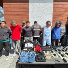 Se detuvo a seis personas. La Policía encontró tres armas de fuego, radios de intercomunicación y dinero en efectivo.