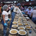 Personas preparan alimentos para desplazados por la violencia en el Catatumbo este martes, en Cúcuta (Colombia).