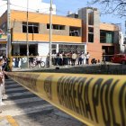 Personas observan una sede de la Fiscalía este martes, en Trujillo (Perú).