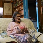 Violeta Berríos, pareja del ejecutado por personal militar en el año 1973, Mario Argüelles, durante una entrevista con EFE, en la ciudad de Calama (Chile).