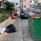 Imagen. Los habitantes manifiestan que el contenedor de basura da un mal aspecto a la Plaza Colón y genera malos olores, lo cual no es agradable para fomentar el turismo.