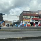 En el sur de Quito, jóvenes agitan banderas de uno de los movimientos políticos.