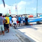 Los pescadores cerraron la vía con una lancha para impedir el paso y exigir la atención de las autoridades.