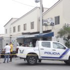 El cuerpo de Hilner Zambrano Gallardo quedó sobre la acera de la urbanización donde residía. Su hermano, José Zambrano, dentro del negocio.