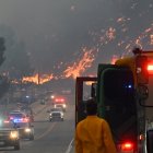 Los bomberos observan cómo las llamas del incendio Hughes queman la ladera de Castaic, un vecindario en el noroeste del condado de Los Ángeles, California, el 22 de enero de 2025.