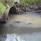 Así permanece actualmente el canal de aguas lluvias que divide a Urbanor 1 con la Alborada. Las aguas son grises y espesas.