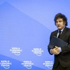 El presidente de Argentina, Javier Milei, asiste a una mesa redonda en la 55ª reunión anual del Foro Económico Mundial (FEM), en Davos, Suiza, el 23 de enero de 2025.