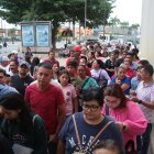 Personas se aglomeran en la entrada de las oficinas del Registro Civil del edificio del Gobierno del Litoral.