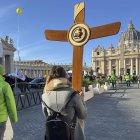 Los peregrinos llegan a la plaza de San Pedro en el Vaticano acompañados de uno de los voluntarios del Dicasterio para la Evangelización.