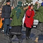 Una manifestante afgana habla con combatientes talibanes durante una manifestación en Shahr-e Naw en Kabul el 16 de diciembre de 2021.