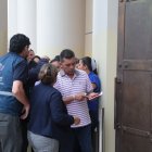 Personas se aglomeran afuera del Registro Civil.