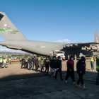 La imagen publicada por el Instituto Guatemalteco de Migración muestra a migrantes descendiendo de un avión militar estadounidense después de ser deportados.