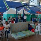 Un grupo de desplazados por la violencia en el Catatumbo en el Coliseo Argelino Durán Quintero este martes, en Ocaña (Colombia).
