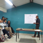 Kléber Chalá, dirigente barrial de El Trigal, explicó el proyecto a Claudia Otero, gerenta de la Epmmop, y a su equipo, el 14 de enero del 2025.