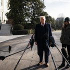 El presidente de Estados Unidos, Donald Trump, habla con miembros de los medios junto a la primera dama, Melania Trump, en el Jardín Sur de la Casa Blanca, el 24 de enero de 2025.