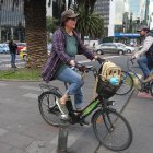 Muchas personas en Quito usan bicicleta porque es un transporte rápido, económico y sostenible.