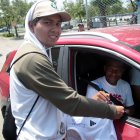 La camiseta de Benavides cuenta con más de 20 firmas de futbolistas eléctricos.