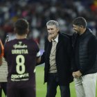 El exentrenador Edgardo Bauza recibió un reconocimiento en la Noche Blanca.
