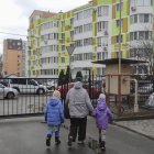 Yulia Timoshenko y sus dos hijas caminan cerca de su apartamento en Irpín.