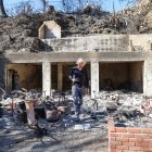 Sebastian Harrison examina las ruinas carbonizadas de su casa y sus anexos con vista al Océano Pacífico después del incendio de Palisades en Malibú, California, el 21 de enero de 2025.