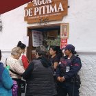 Bebida. Decenas llegan al local "Agua de pitima" para refrescarse con el preparado.