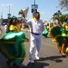 1. Desfile. Delegaciones propias y de otros cantones de la provincia de Santa Elena también participaron con bailes típicos y vestimentas.