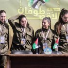 Las rehenes israelíes Naama Levy, Liri Albag, Daniella Gilboa y Karina Ariev (i-d) antes de ser entregadas al representante del Comité Internacional de la Cruz Roja (CICR) por militantes de Hamas.