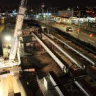 Trabajadores realizaron tareas de colocación de 12 vigas de 32 metros para el puente de la avenida de las Américas, entre el miércoles 22 y viernes 24 de enero.