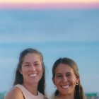 Descubre cómo Krizia y Sofía crearon Raya Sisters, un proyecto único que une yoga, surf y actividades de crecimiento personal para mujeres