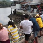 Moradores observaban cómo encontraron a la persona baleada en el Estero Salado.